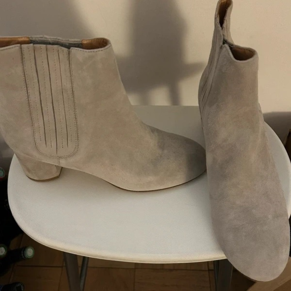 Chic Gray Suede Heeled Boots